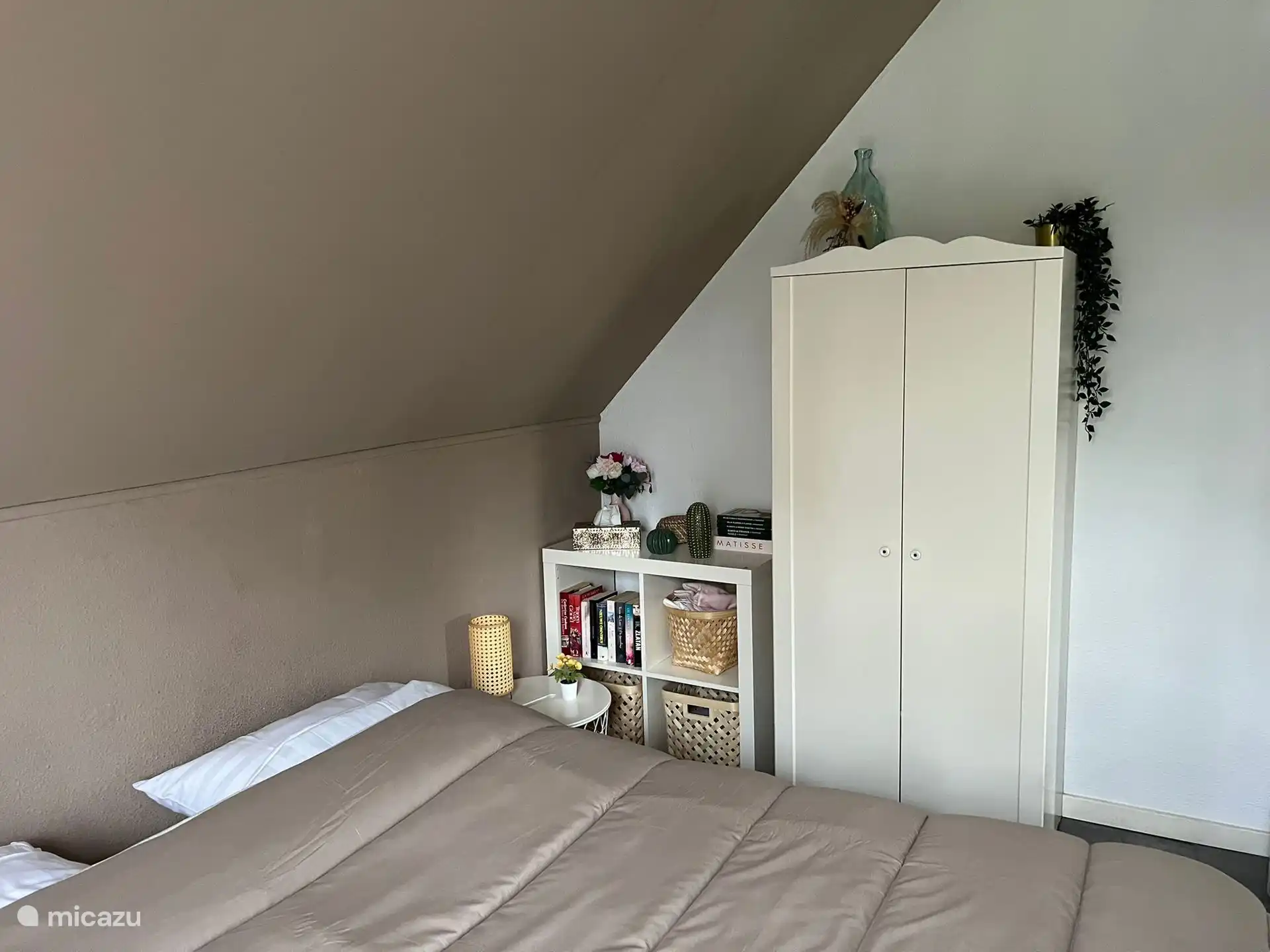 Chambre du rez-de-chaussée, avec quelques livres et quelques couvertures fines en plus.