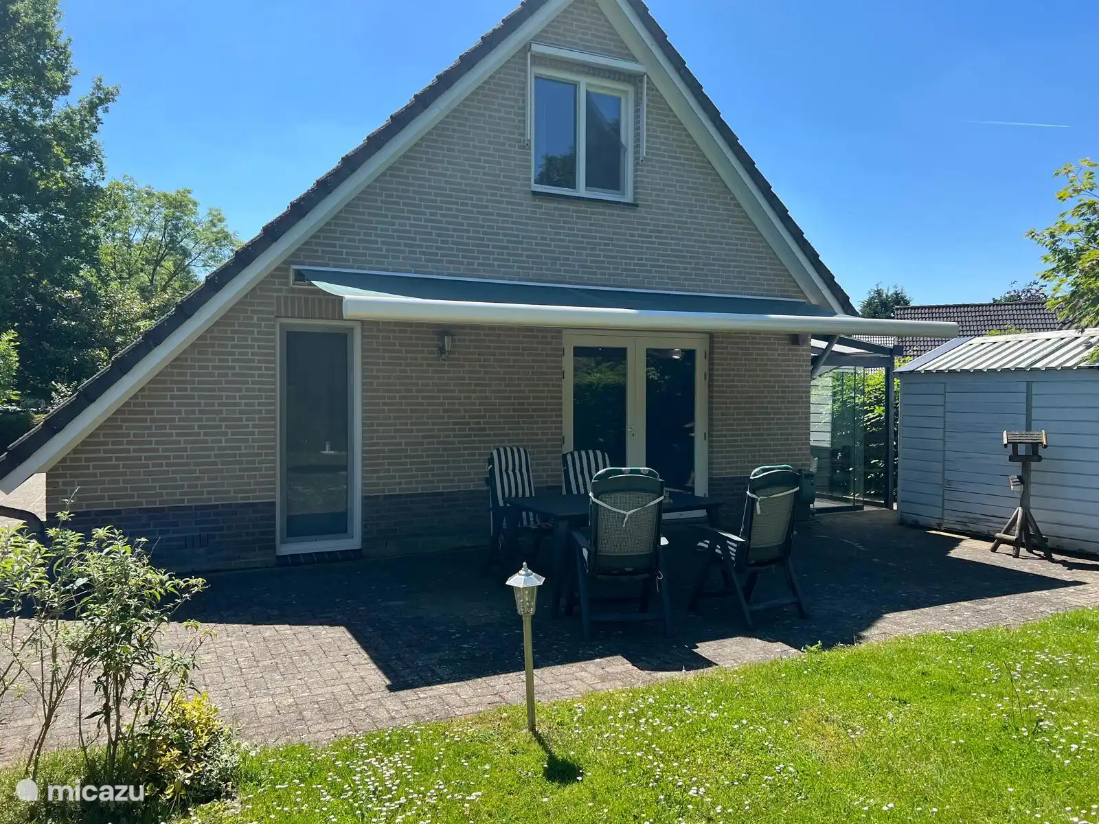 Terras achtertuin direct aan de bungalow.