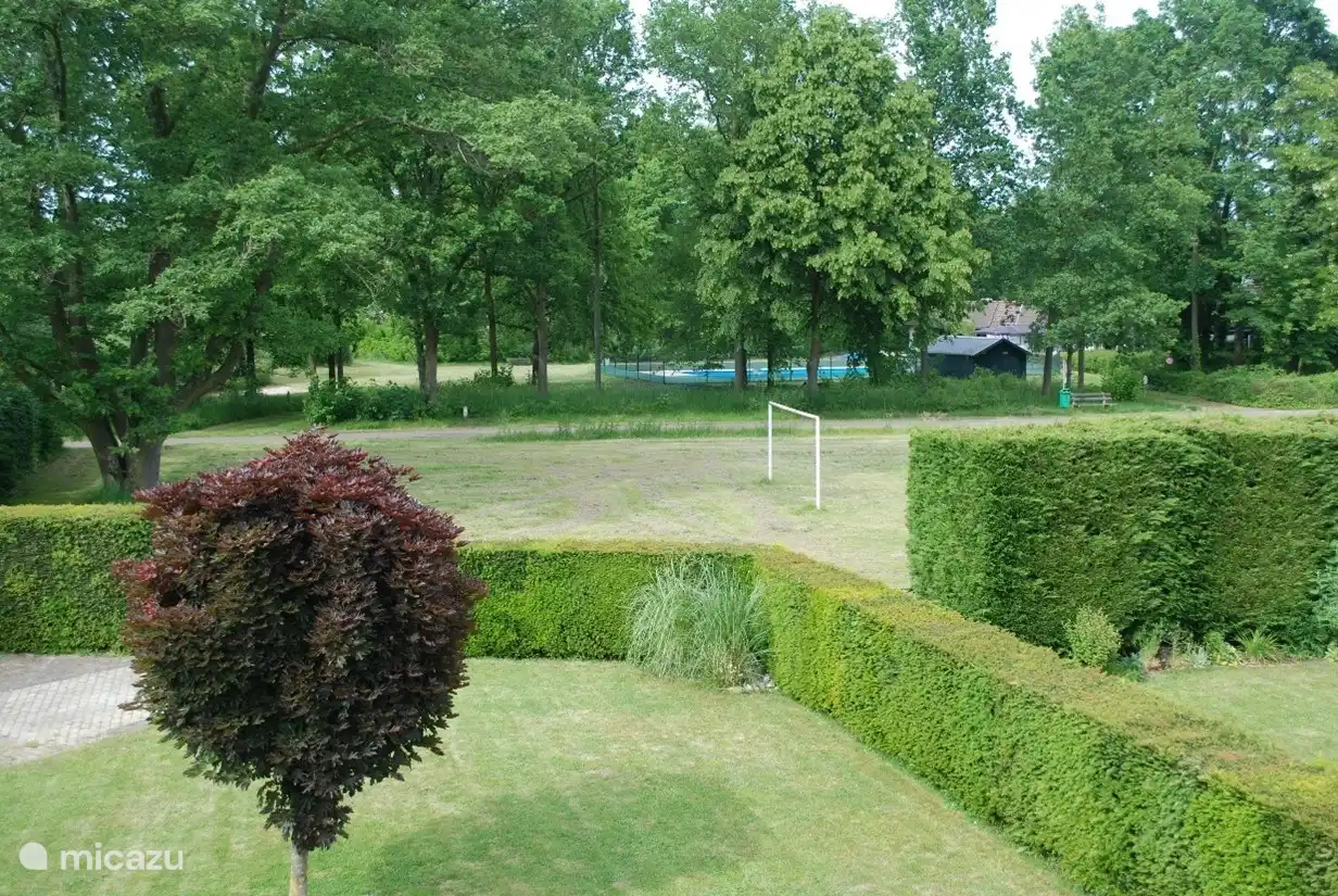 Blick vom Schlafzimmer im Obergeschoss dahinter.
