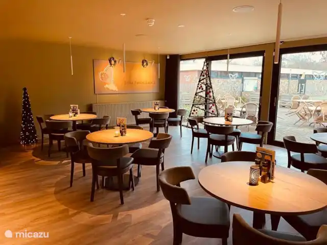 Bungalow de luxe en pleine nature | Pays-Bas, Limbourg, Posterholt - maison de vacances Grand Café Pimpernel, à 500 m du bungalow dans une ambiance de Noël.
