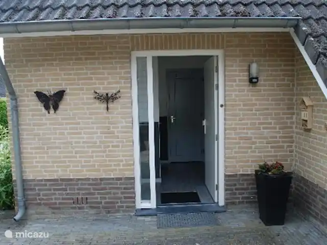 Bungalow de luxe en pleine nature | Pays-Bas, Limbourg, Posterholt - maison de vacances Hall avec portes donnant sur les toilettes, la douche et le salon et escalier menant au sommet.