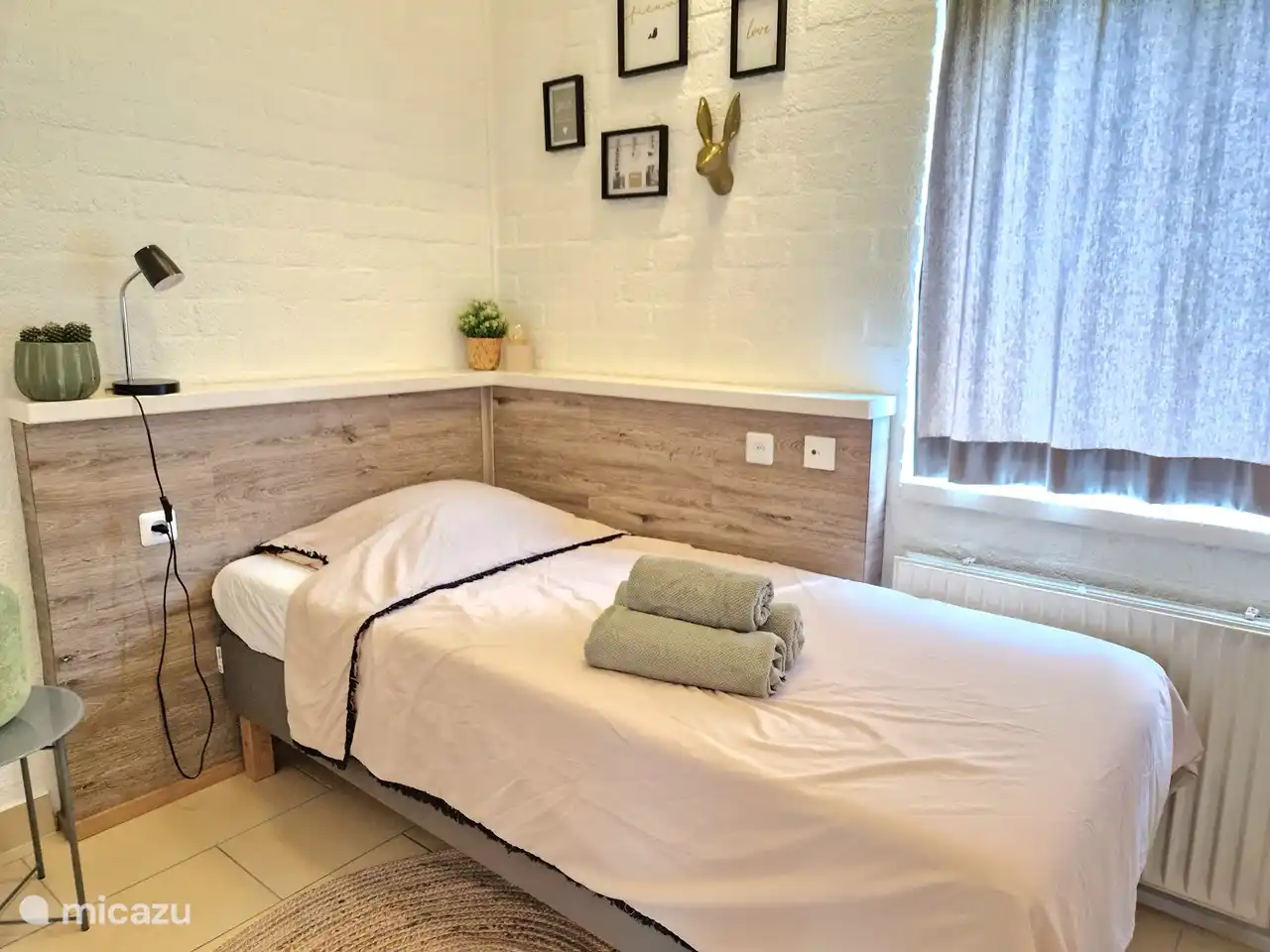 1 Person ansprechend eingerichtetes Schlafzimmer mit einem äußerst bequemen Bett. Gartenaussicht.