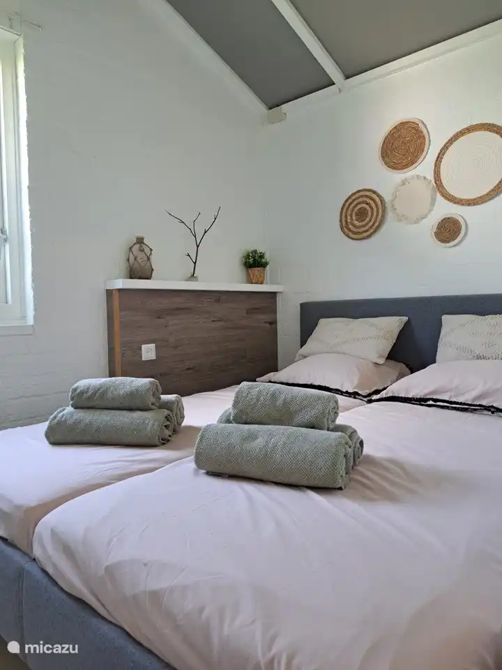 Doppelzimmer mit bequemem Doppelbett, geschmackvoll eingerichtet. Blick ins Grüne.