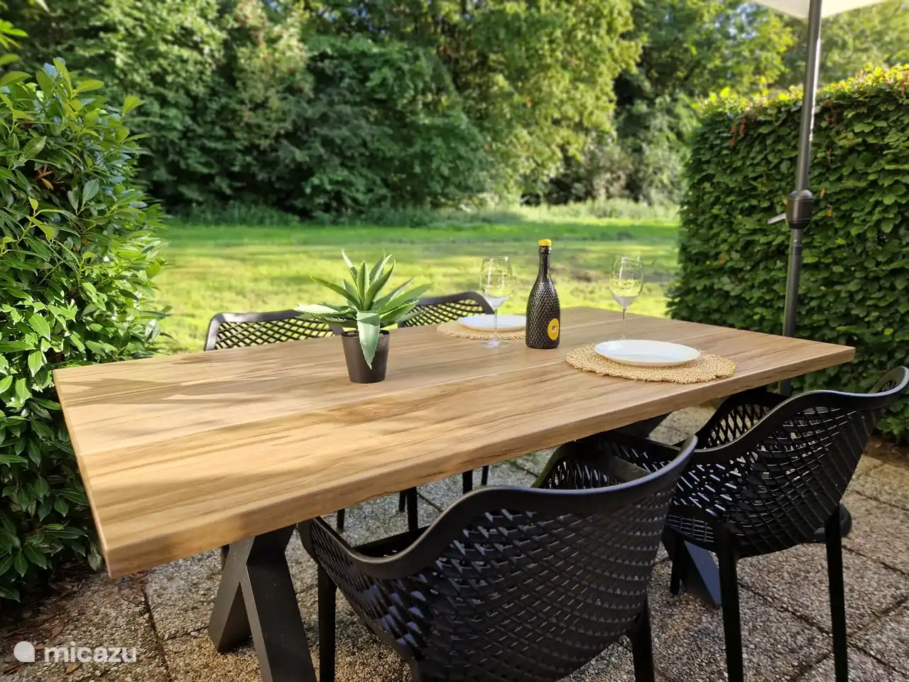 Schöne Gartengarnitur mit Sonnenschirm. Herrliche Privatsphäre im Grünen auf der Rückseite!