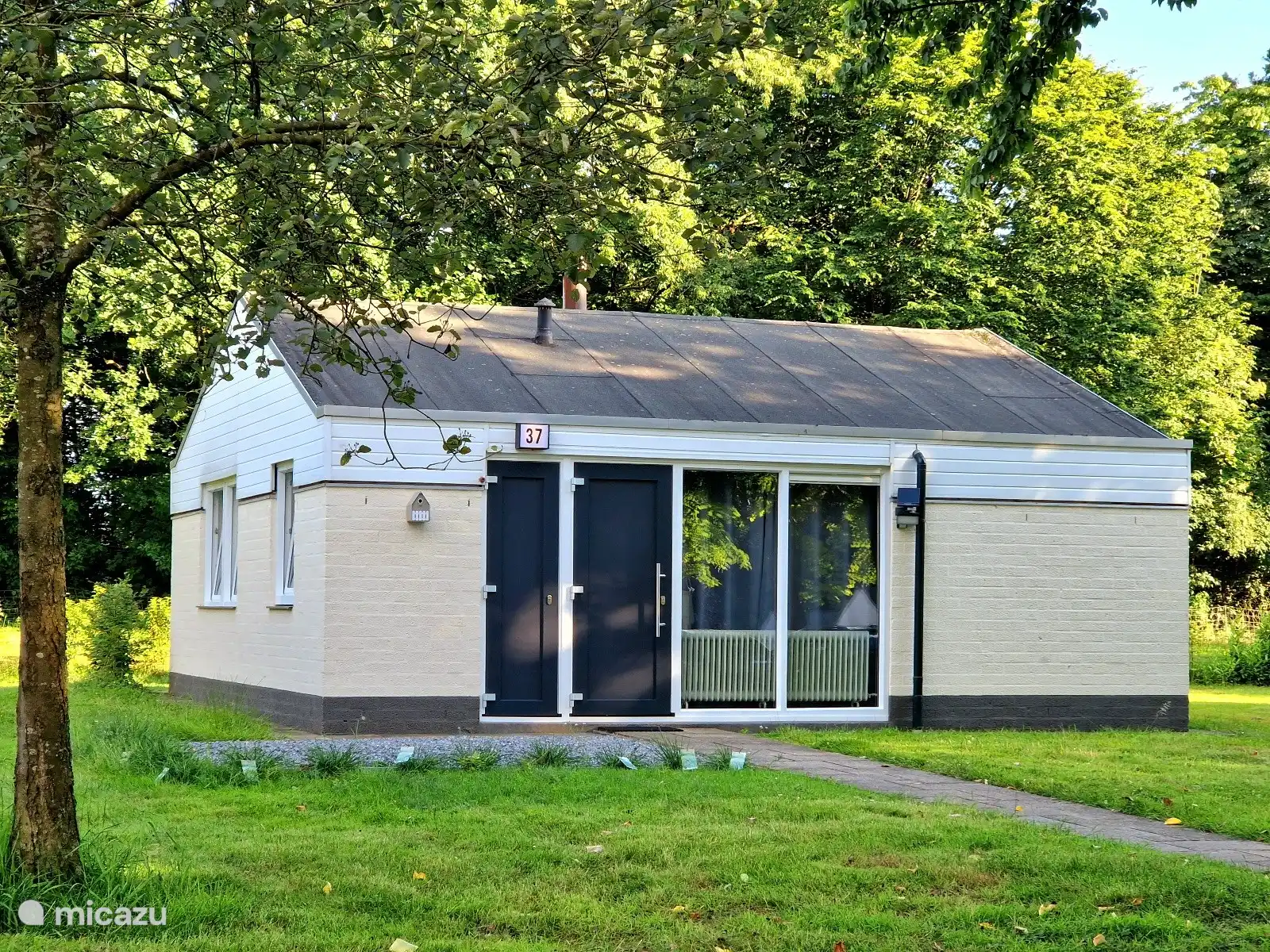 Front Steef's Ferienhaus Süd-Limburg mit Parkplatz direkt davor.