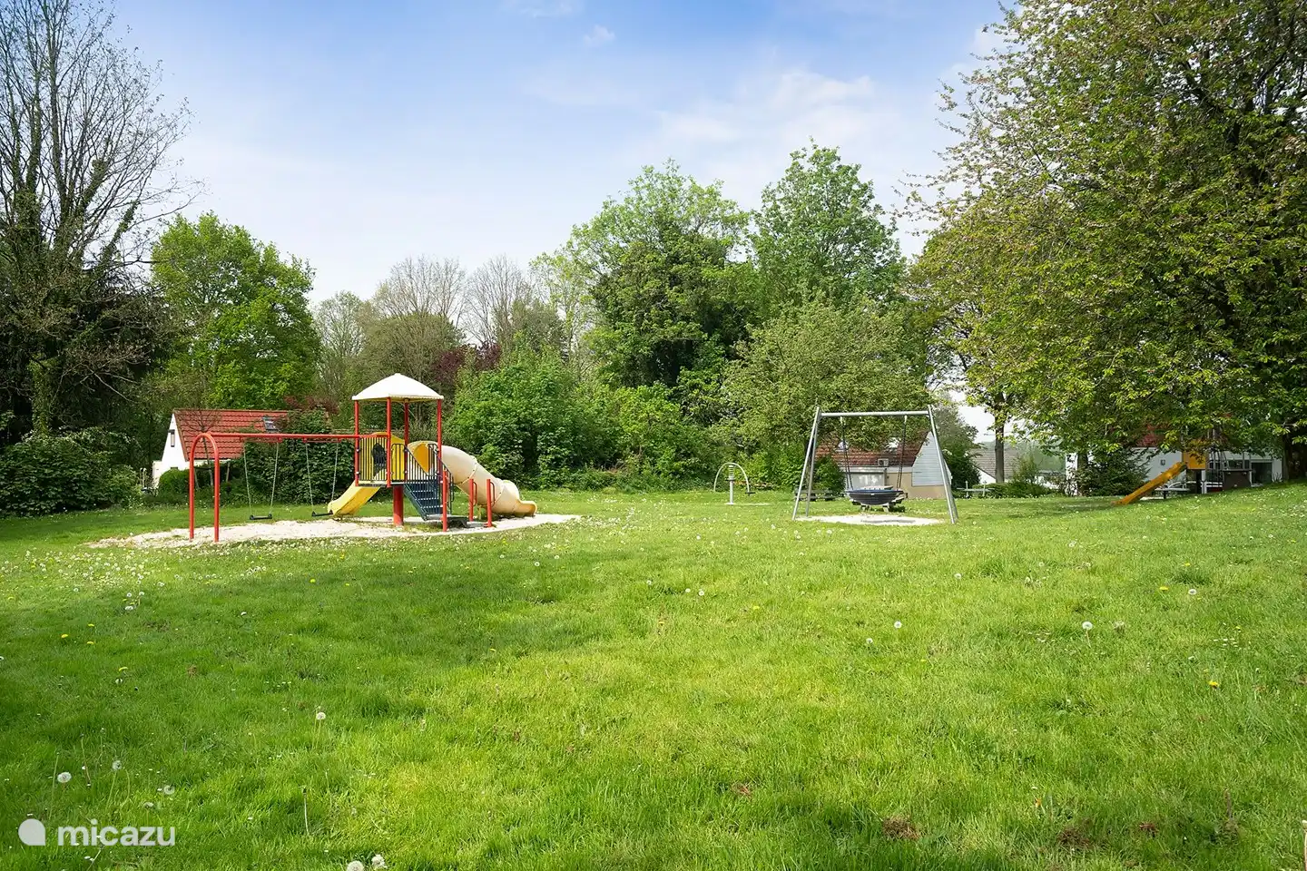 Im Park gibt es mehrere Spielplätze