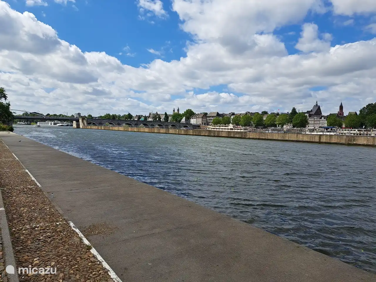 Maastricht ist 20 km entfernt. von unserem Ferienhaus aus. Das Haus liegt absolut zentral, also nah an vielen schönen Städten.