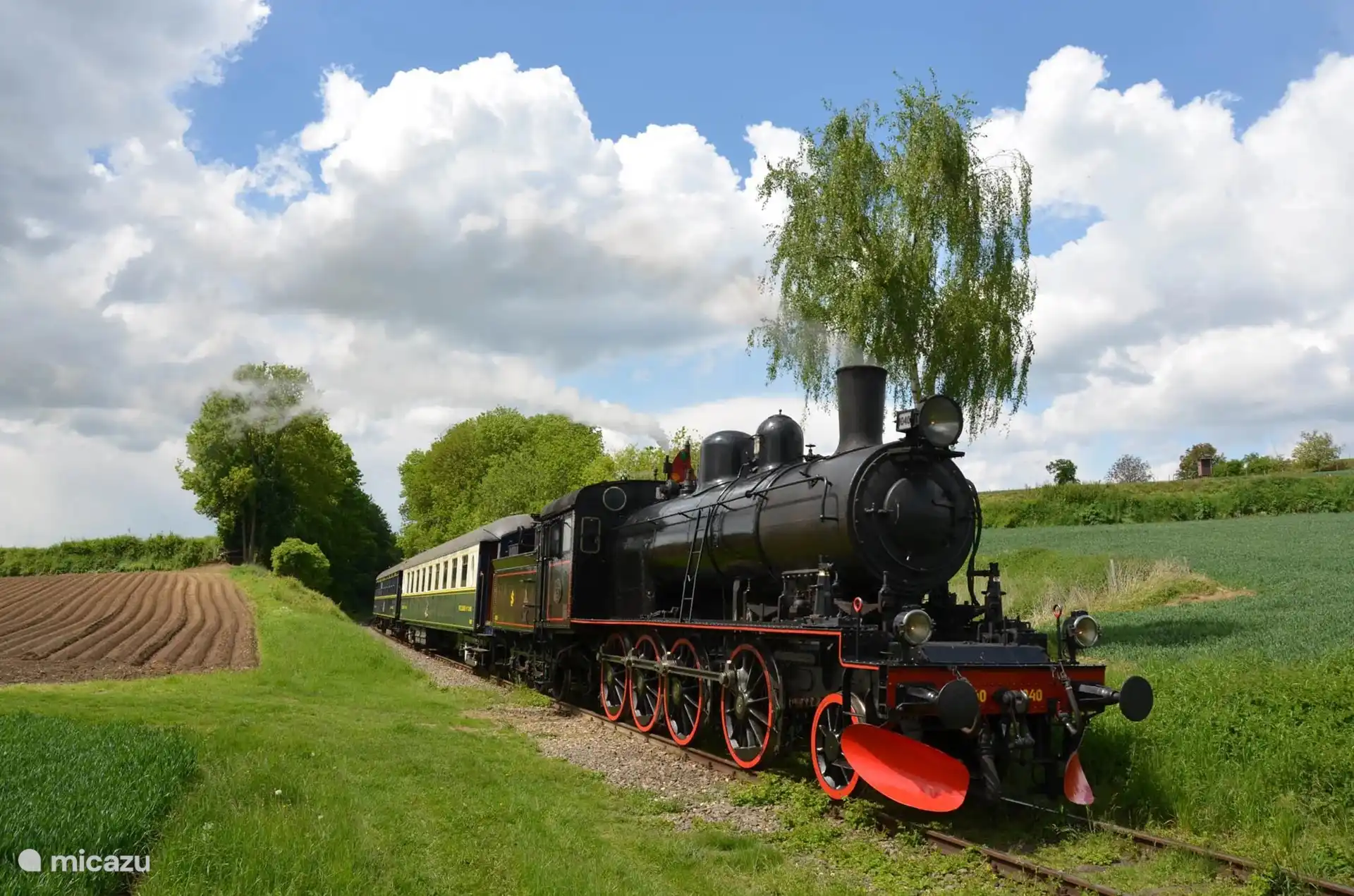 Abfahrt des Dampfzuges 500 m. des Ferienhauses.
