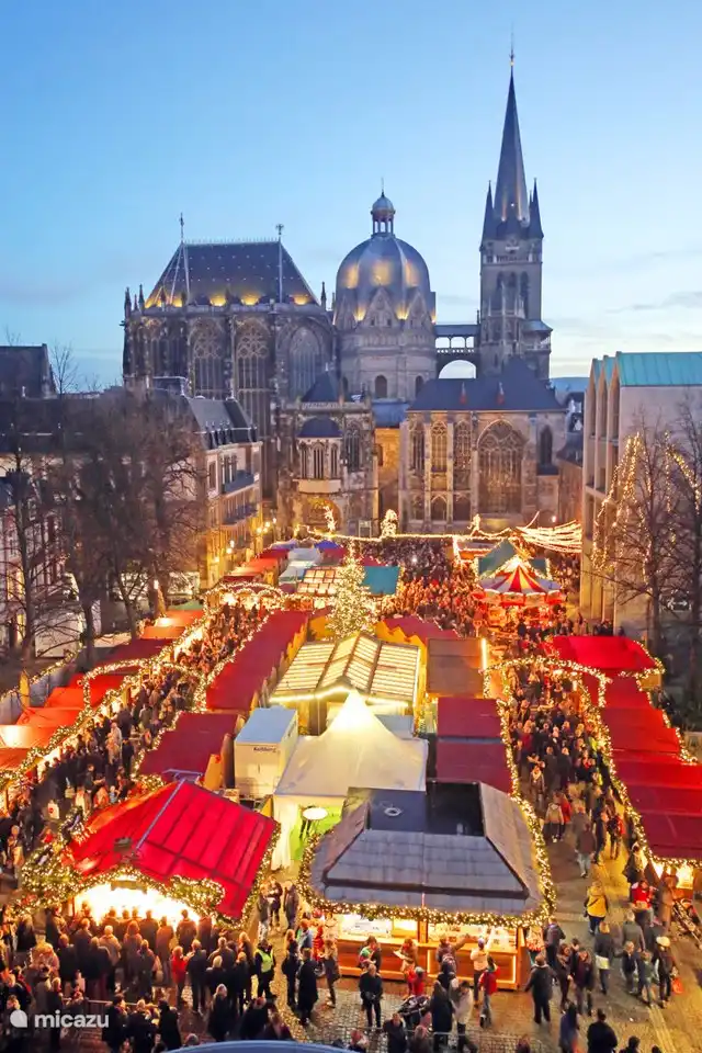 Der Aachener Weihnachtsmarkt, der Dom, das Rathaus und viele Sehenswürdigkeiten und Kultur zum Erleben. Vergessen Sie nicht, dort zu essen.