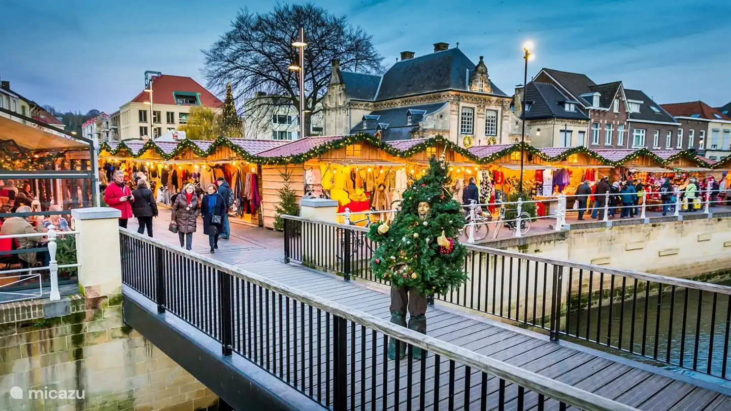 Der Weihnachtsmarkt von Valkenburg, in der Stadt und in den Höhlen ist weit über das Ausland hinaus bekannt. Auf jeden Fall einen Besuch wert.
