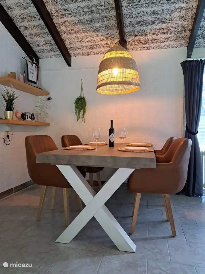 Gemütlicher und geräumiger Essbereich für 4 Personen mit soliden Möbeln und ansprechender Dekoration.