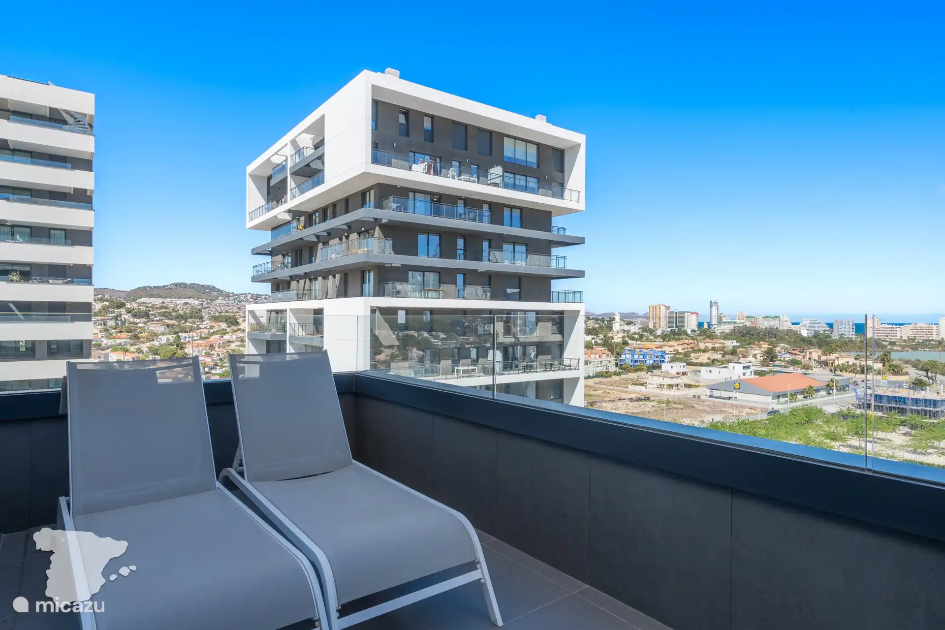 Balcon avec transats