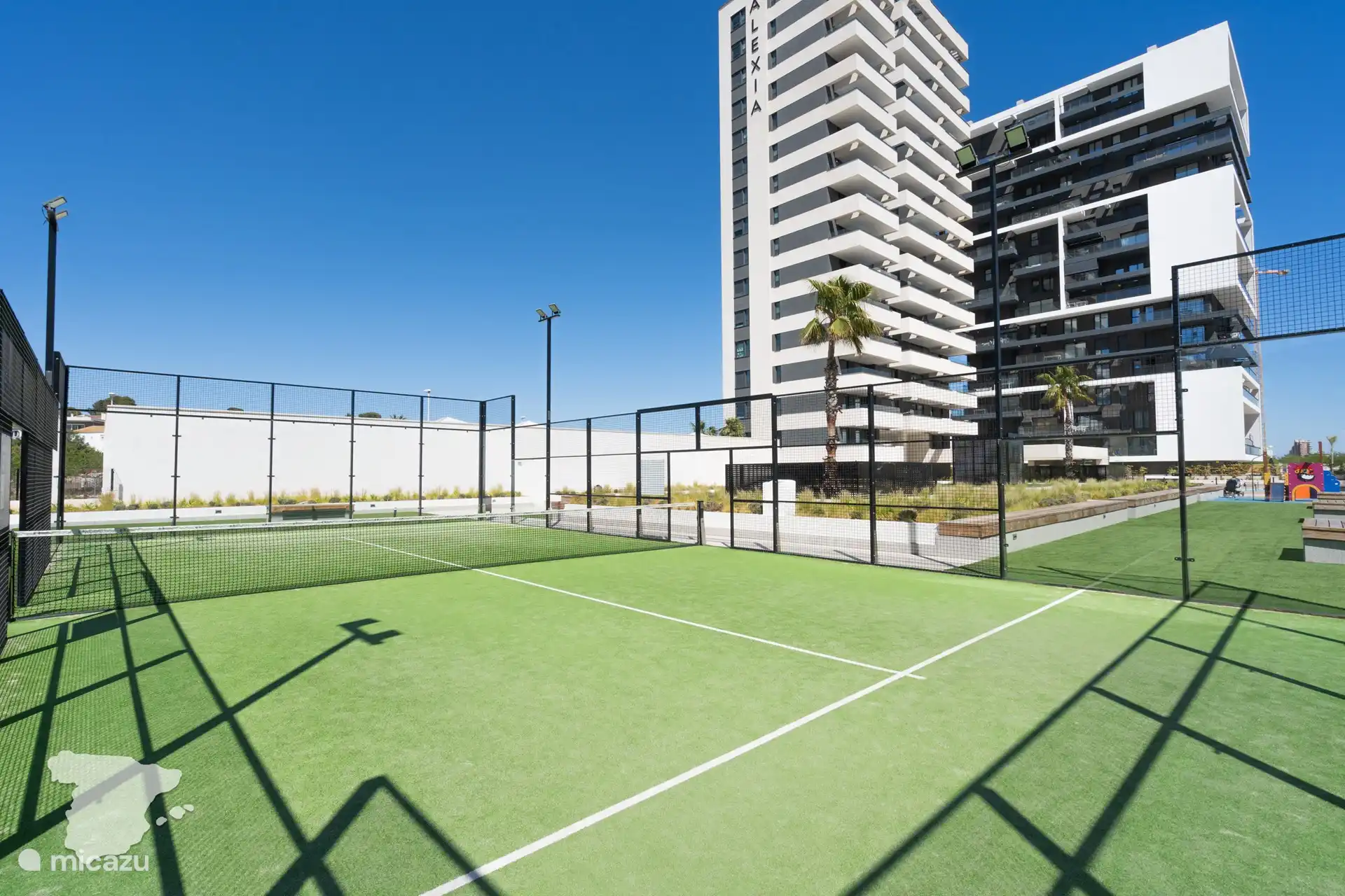 Terrain de padel - Vous devez faire une réservation, nous pouvons vous aider