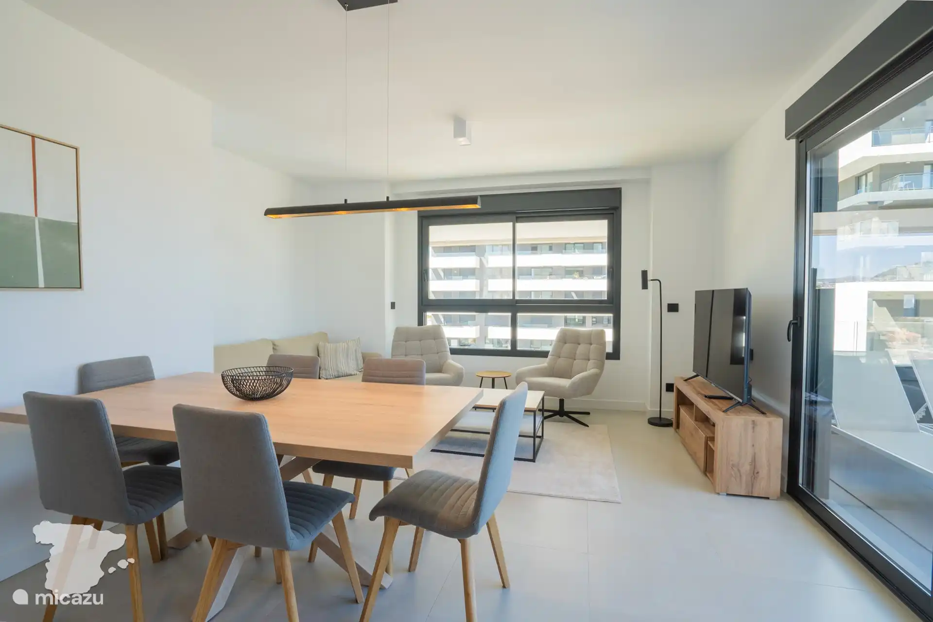 Salle à manger et coin TV