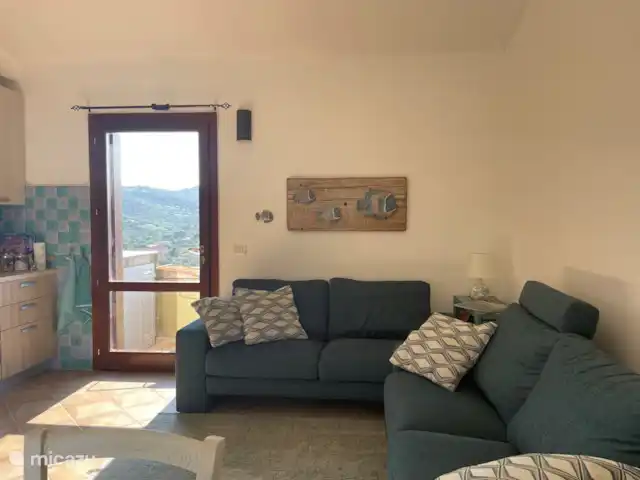 Appartement avec vue fantastique | Italie, Sardaigne, San Lorenzo - appartement salon avec vue sur l’arrière de l’immeuble