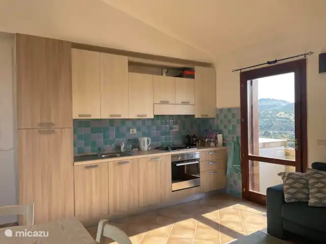 Appartement avec vue fantastique | Italie, Sardaigne, San Lorenzo - appartement cuisine ouverte avec toutes sortes de choses pour un séjour agréable