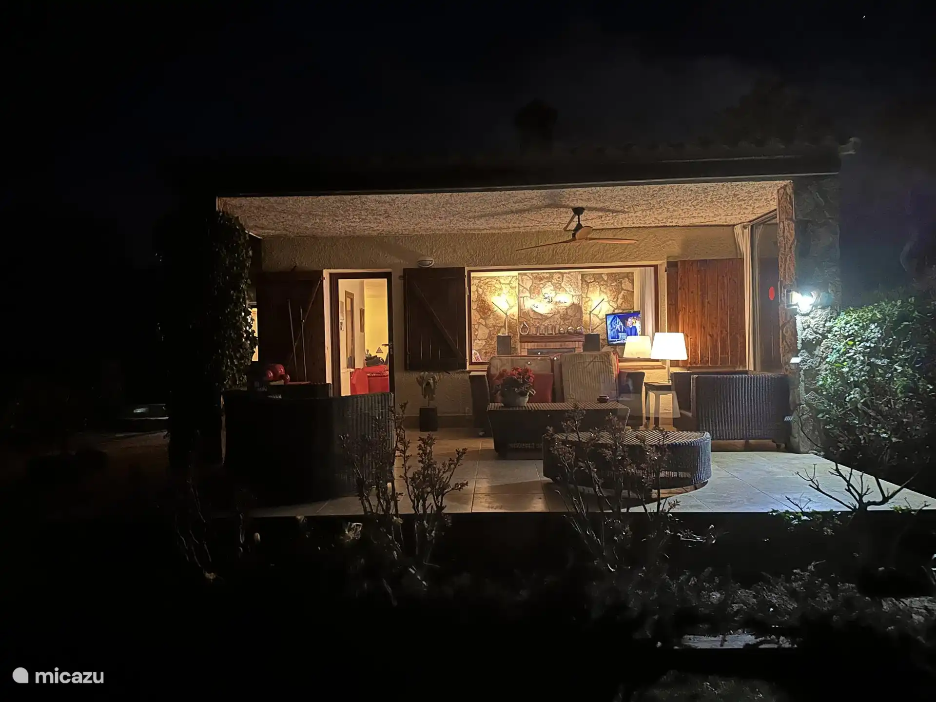 Terrasse Wohnzimmer bei Nacht