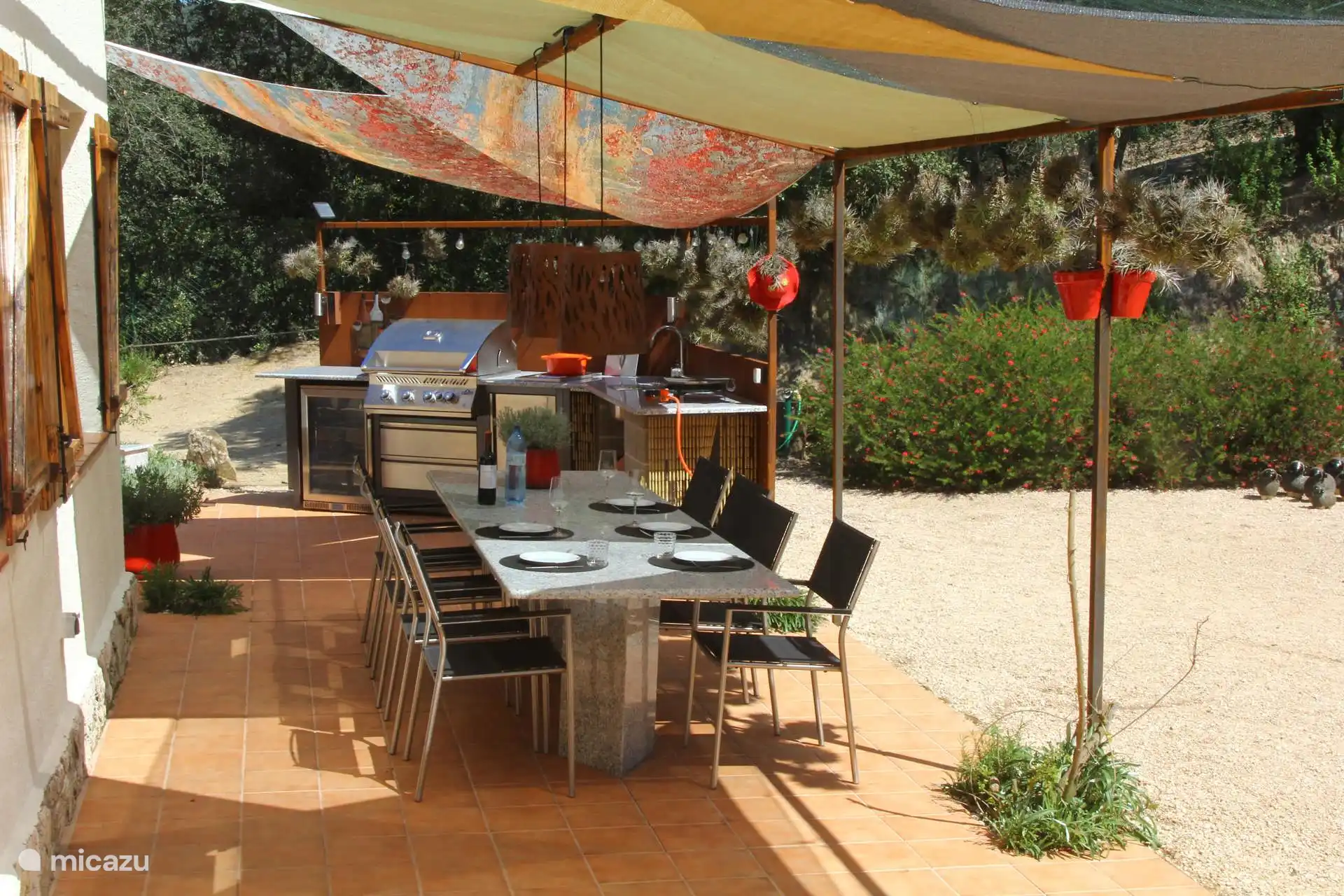 Außenküche mit Terrasse und Esstisch