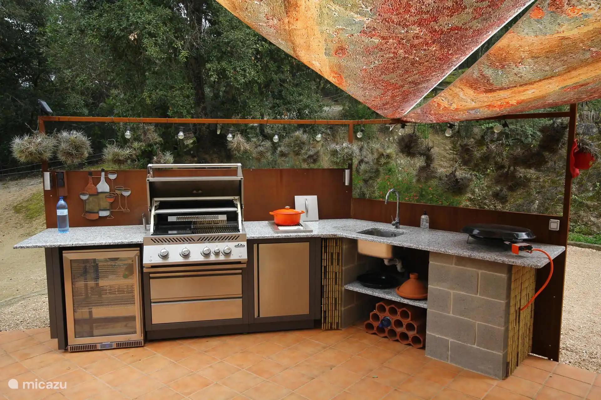Außenküche mit Grill, Kühlschrank und Gasbrennern