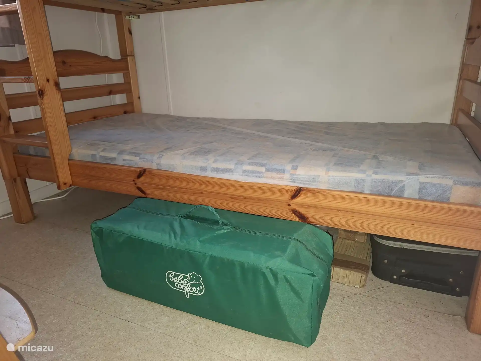 Baby reisbedje in de slaapkamer met stapelbed 