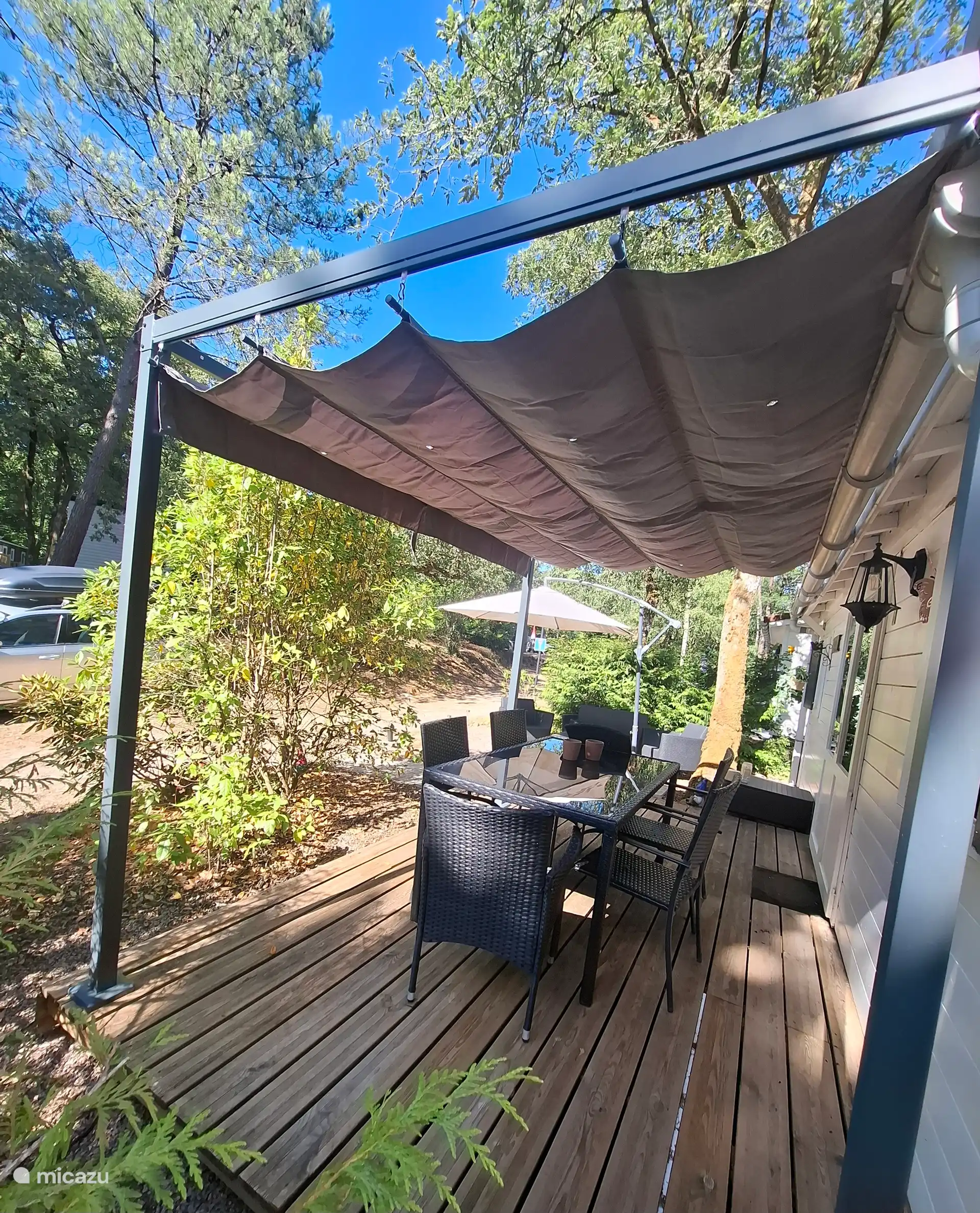 Terras met pergola. Hier komt nog een schutting die eventueel kan opgeborgen worden.