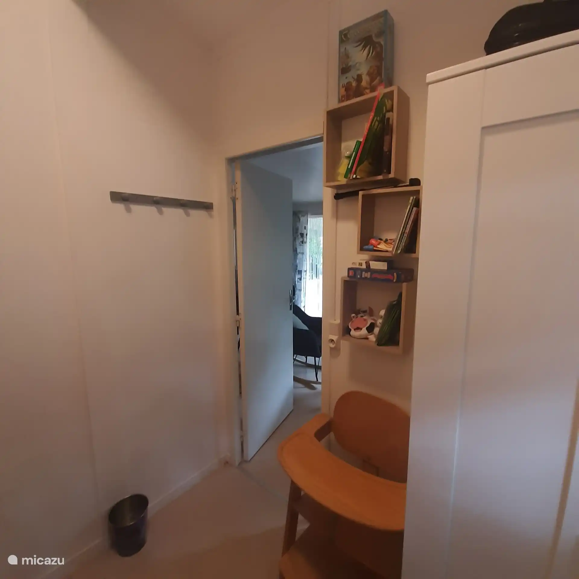 Dormitorio infantil visto desde la litera