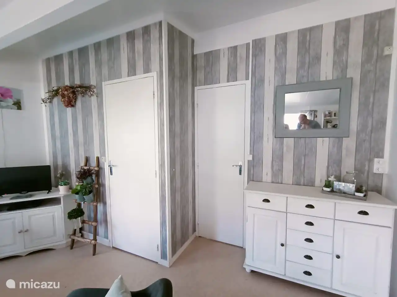 Sala de estar con puerta izquierda a la habitaci&#243;n de los ni&#241;os y puerta derecha al ba&#241;o 