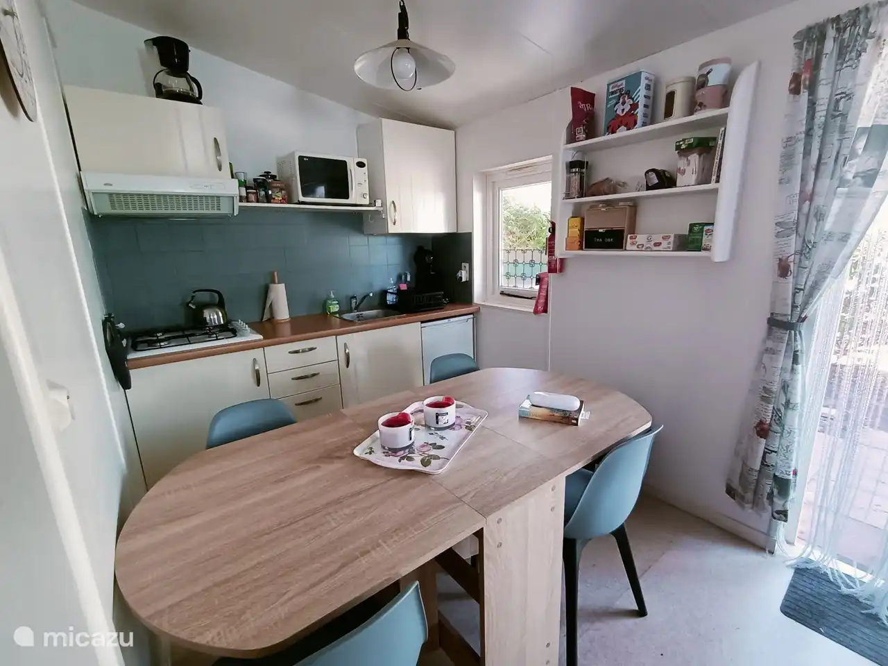 Cocina con mesa de comedor plegable
Todas las comodidades habituales disponibles.