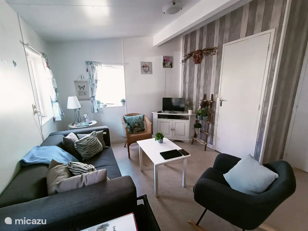 sala de estar con sala de estar, TV, radio Bluetooth, reproductor de DVD,...