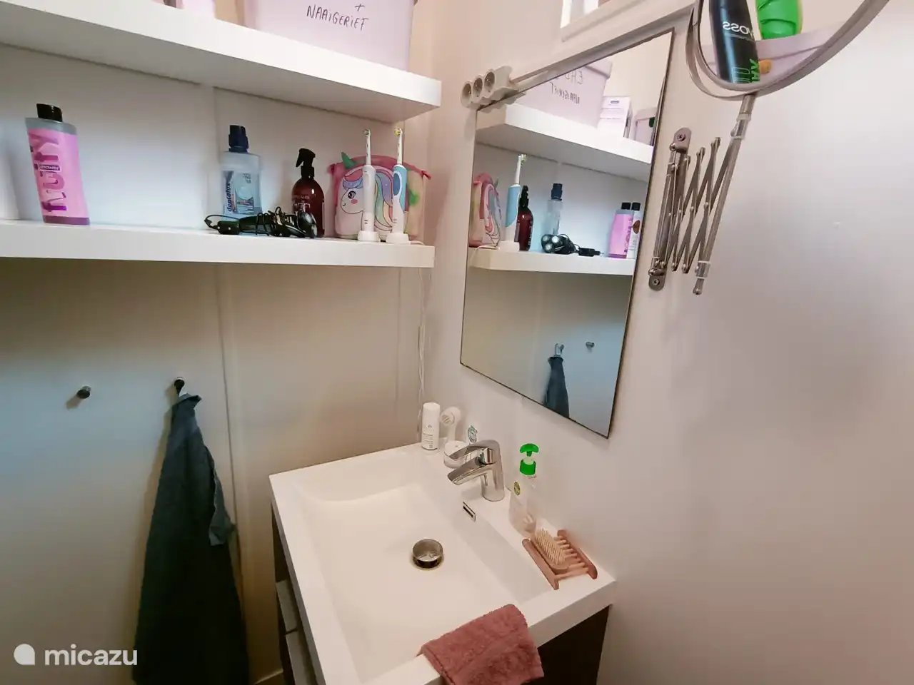 Fregadero con instalaciones suficientes. No se proporcionan toallas, etc.