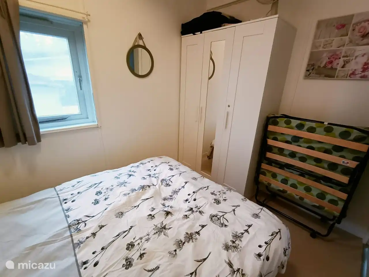 Dormitorio con cama supletoria plegable 
Armario con caja fuerte, edred&#243;n y almohadas. Protector de colch&#243;n provisto