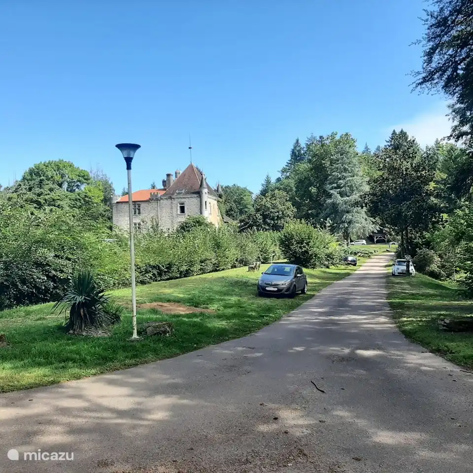 Carretera de acceso al dominio y al camping