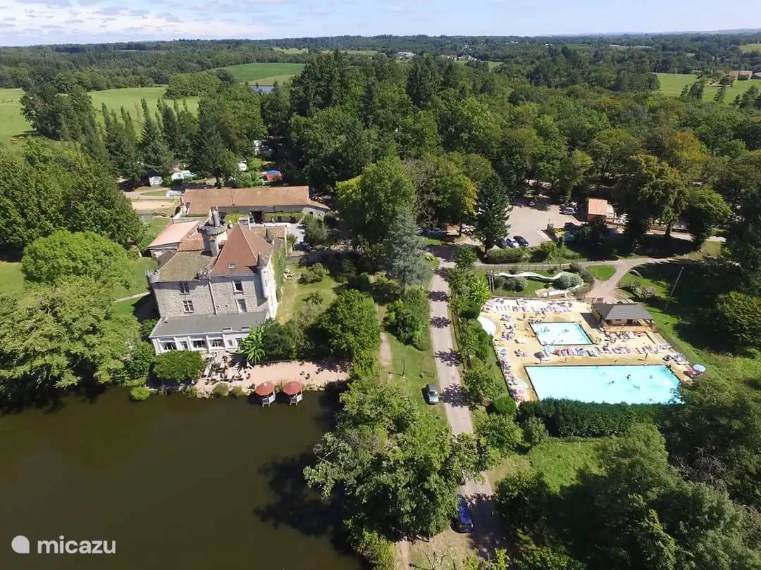 Vista a&#233;rea de la fachada del camping con la carretera de acceso