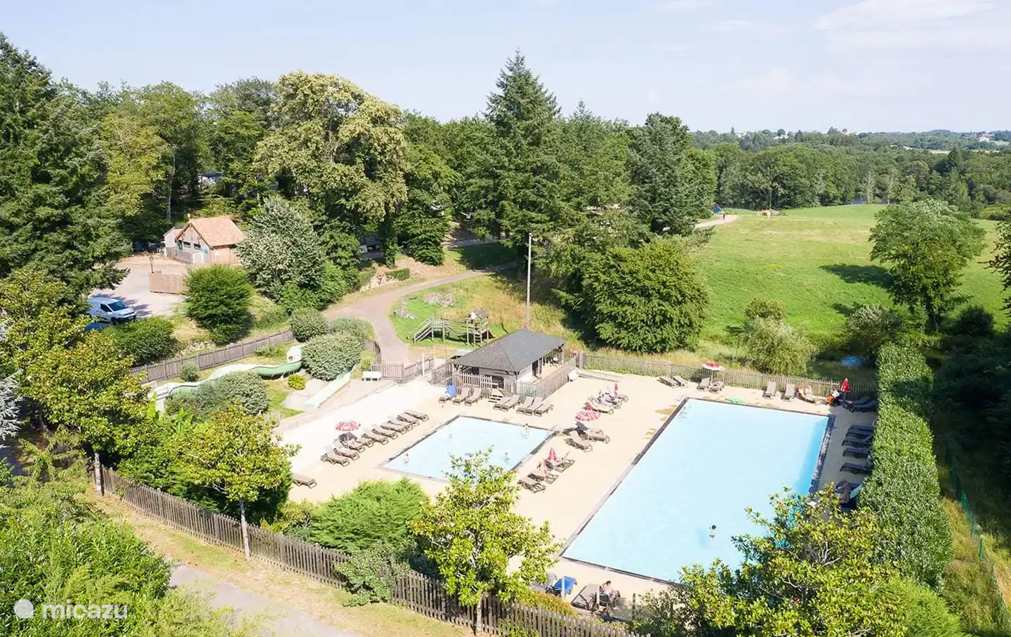 piscinas y alrededores del camping vistos desde el castillo Le Verdoyer