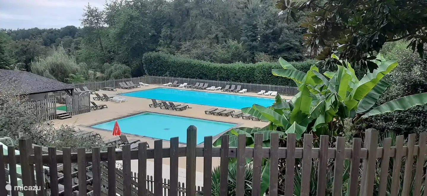 2 piscinas exteriores en el camping