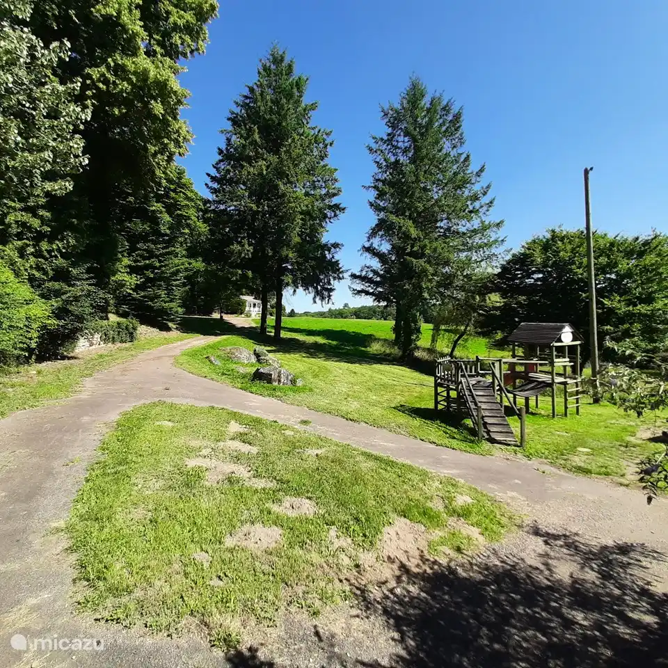Carretera de acceso al resto del camping y piscinas