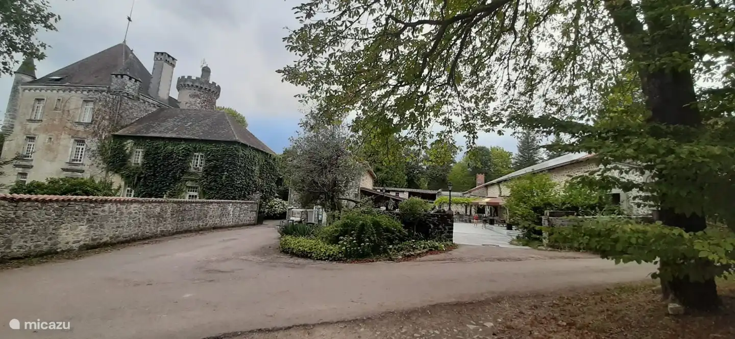 Ch&#226;teau le Verdoyer con la recepci&#243;n y el patio con bar y tienda a la derecha