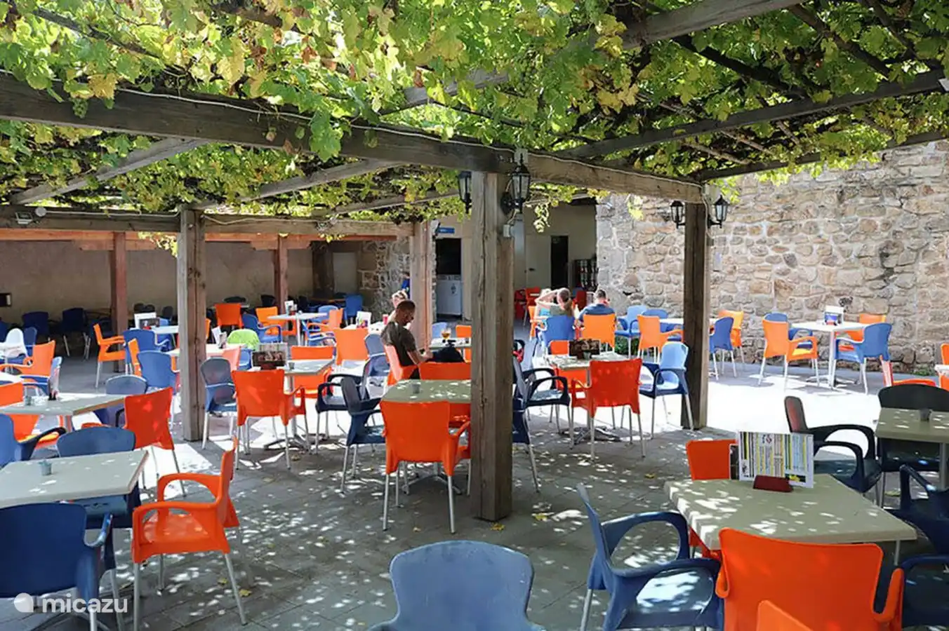 Patio/bar en la recepci&#243;n del camping - dominio castillo Le Verdoyer.