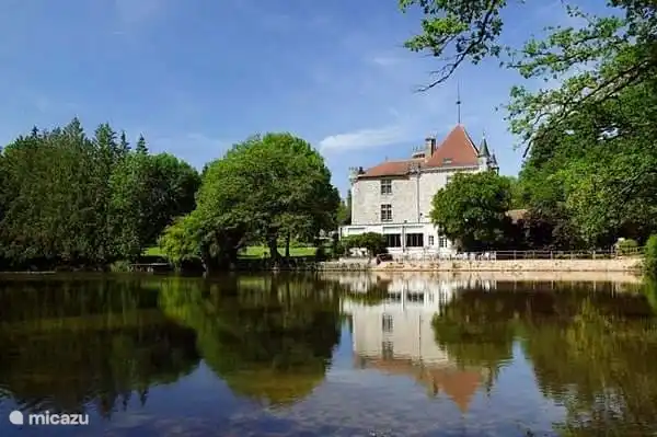 estanque de peces en el castillo