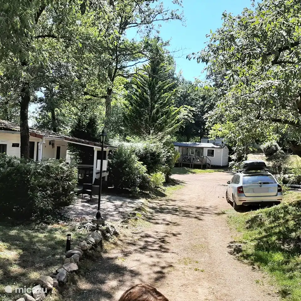 camino de acampada al chalet con plaza de aparcamiento