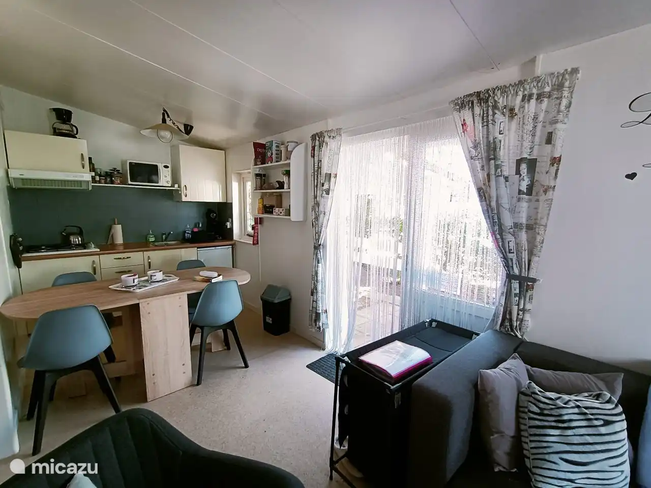 Puerta de entrada con cortina de mosca