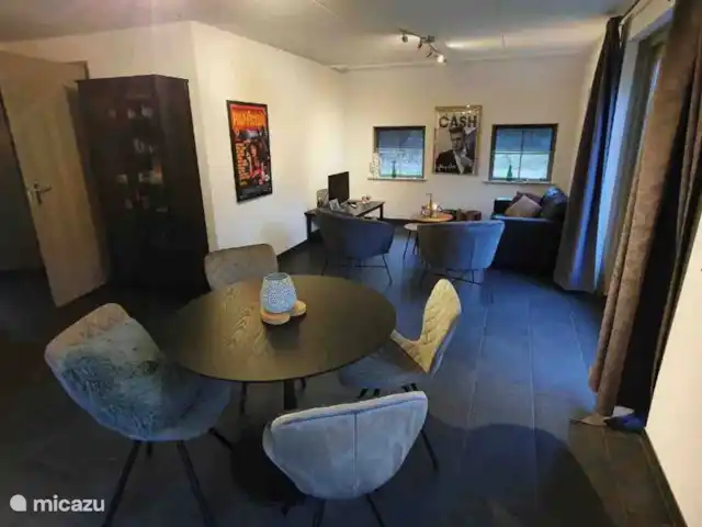 Location de Vacances Pays-Bas, Overijssel, Lemele, maison de vacances - Le bleu chiné Salon avec un beau canapé, des chaises et une grande télévision.