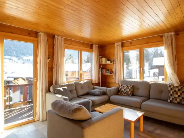 Location de Vacances Suisse, Valais, Fiesch, appartement - Chaldemon salon-salle à manger, avec accès au balcon ensoleillé,