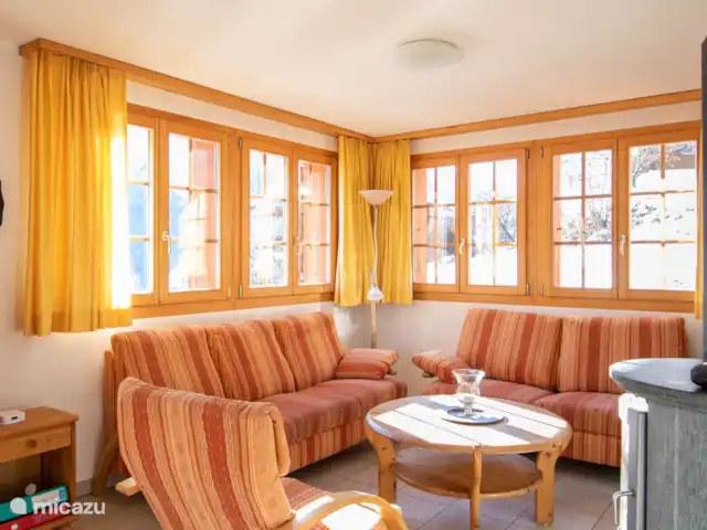 Cresta | Suisse, Valais, Fiesch - maison de vacances L'étage intermédiaire comprend un grand salon joliment meublé avec une salle à manger spacieuse et une cuisine ouverte