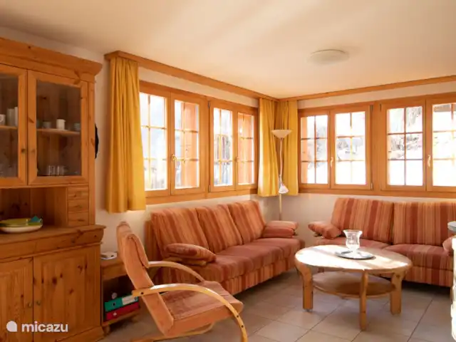 Cresta | Suisse, Valais, Fiesch - maison de vacances L'étage intermédiaire comprend un grand salon joliment meublé avec une salle à manger spacieuse et une cuisine ouverte.Le coin salon dispose d'un poêle suédois