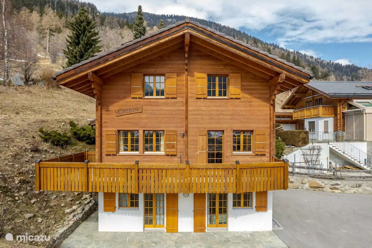 The chalet is located in a quiet and sunny position, about 10 minutes walk from the village and the train station and 15 minutes walk from the cable car.