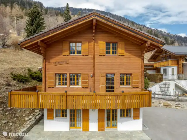 Cresta | Suisse, Valais, Fiesch - maison de vacances Le chalet est situé dans une position calme et ensoleillée, à environ 10 minutes à pied du village et de la gare et à 15 minutes à pied du téléphérique.