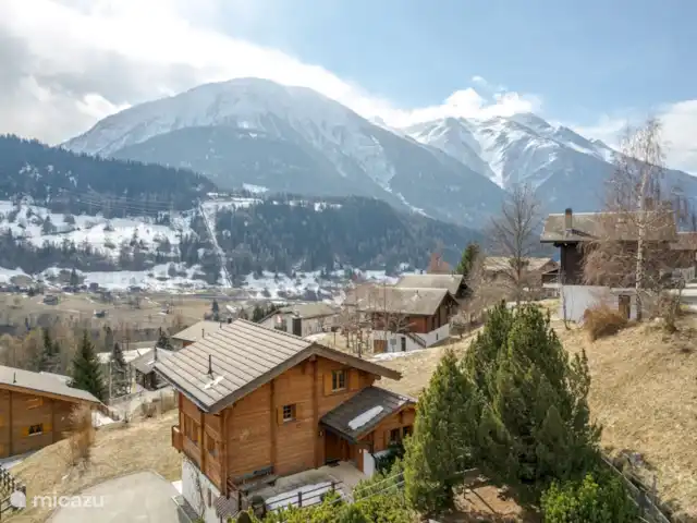 Cresta | Suisse, Valais, Fiesch - maison de vacances Il est au-dessus du village avec une vue magnifique sur les Alpes valaisannes.