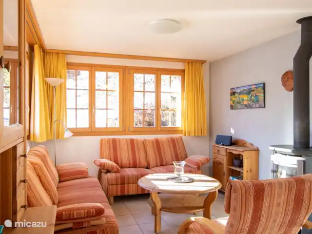 Cresta | Suisse, Valais, Fiesch - maison de vacances L'étage intermédiaire comprend un grand salon joliment meublé avec une salle à manger spacieuse et une cuisine ouverte