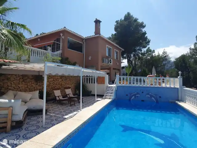 Perla en la montaña en España, Costa Blanca, La Nucía - casa pequeña  Piscina compartida